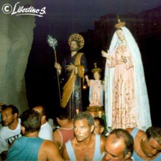 La Sacra famiglia in procesione il 15 agosto (foto Salvatore Libertino)