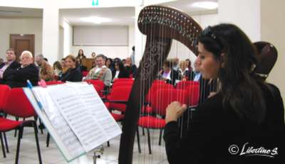 Larpa suonata dalla musicista  Irene Lucco